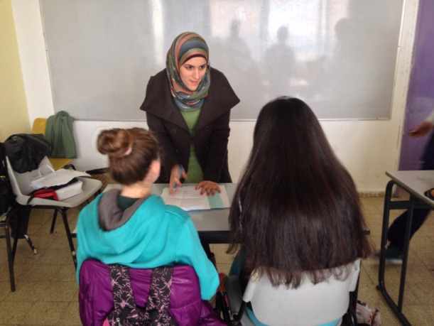תלמידה במסלול להכשרת מורים עובדת עם תלמידים בביס בויאר בירושלים (ינואר 2014)