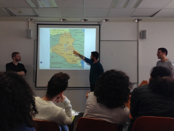 תלמידי שנה ב&#039; מציגים התפתחות הסטורית בלהגים המדוברים בעיראק (פברואר 2015)