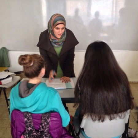 תלמידה במסלול להכשרת מורים עובדת עם תלמידים בביס בויאר בירושלים (ינואר 2014)